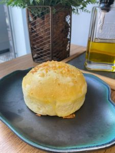 Pão de batata de frango e requeijão