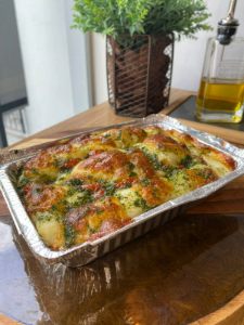 Focaccia de calabresa, queijo e azeitona preta