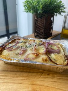 Focaccia de gorgonzola com cebola roxa