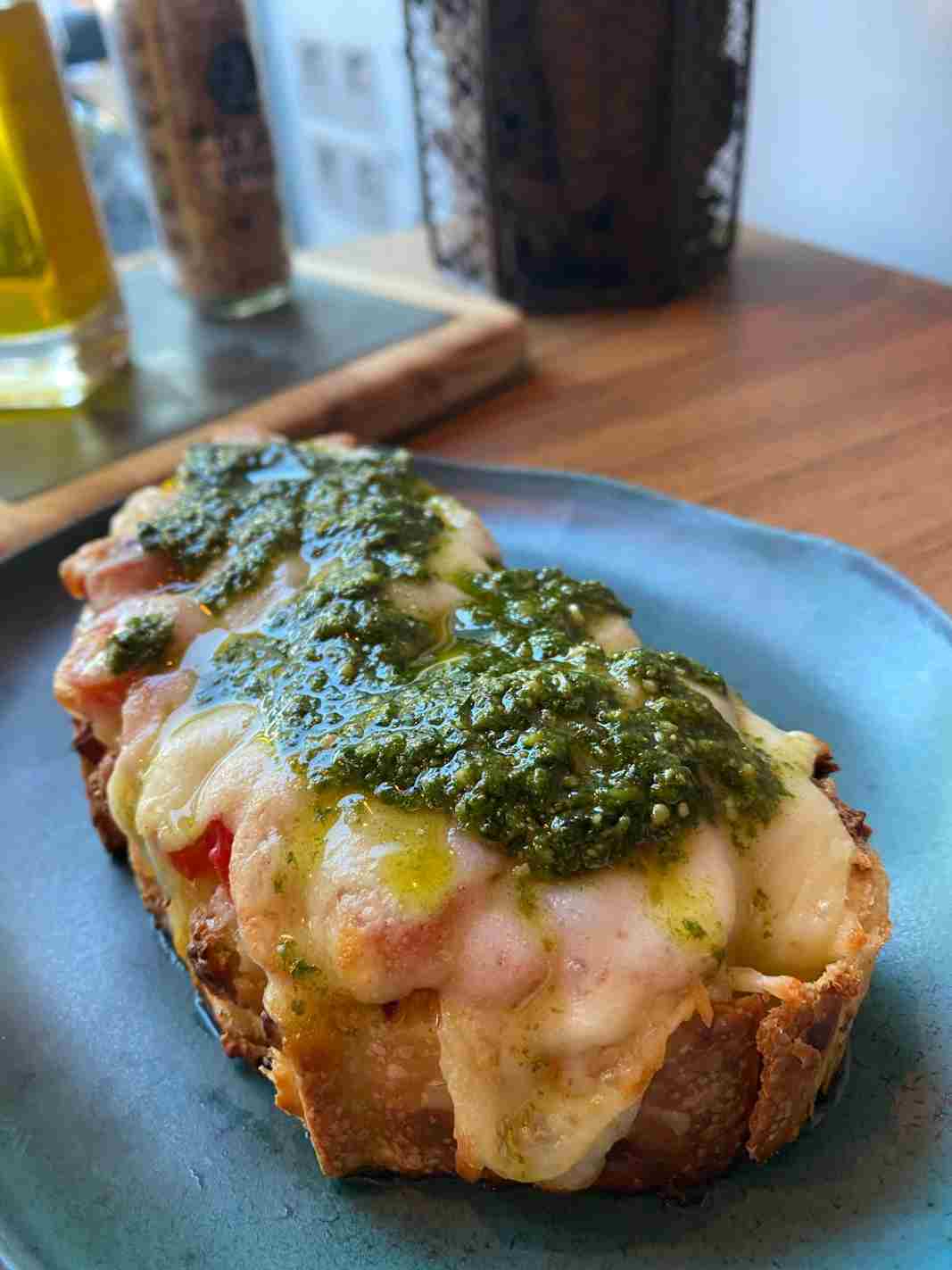 Brusquetta de tomate cereja, queijo e molho pesto de manjericão